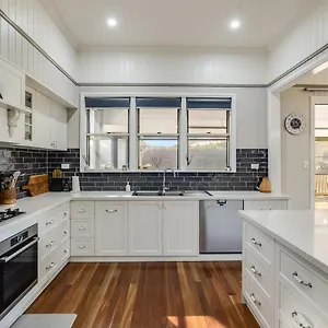  Holiday home Elegant, Stunning & Central! East Side Gem!